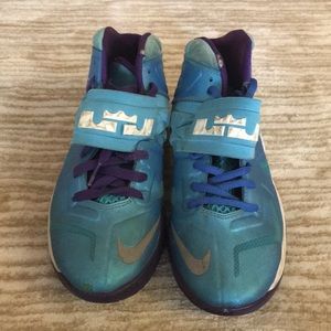 LeBron James Nike Basketball 🏀 Sneakers 👟 Boys 6
